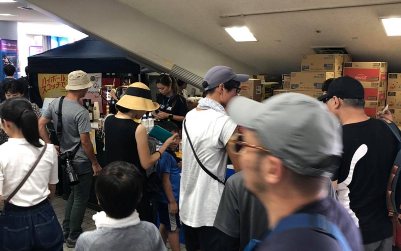 施設内での人とドリンクブース