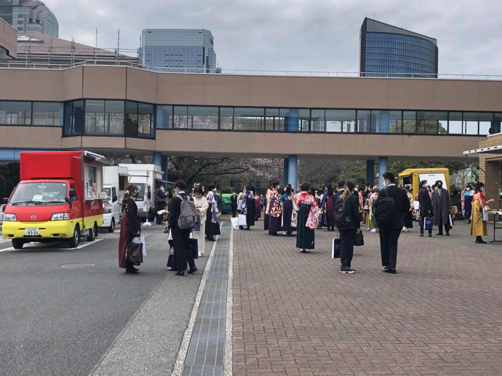 空き地に卒業生とキッチンカー