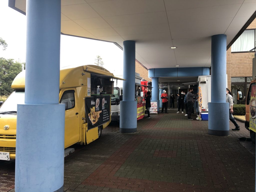 空き地に卒業生とキッチンカー