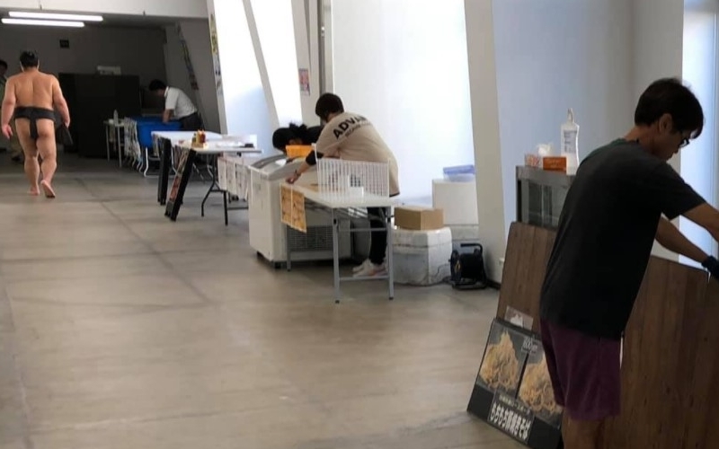 施設内を歩く関取と設営風景