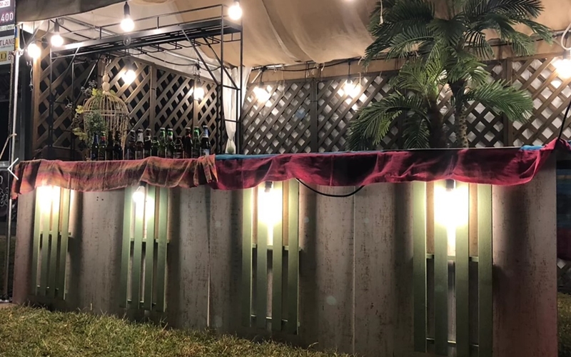 白いテントとカウンターでアジアン風。多摩ケータリング俱楽部。