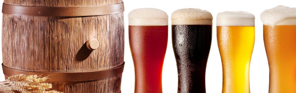 カラフルなビールの色合いと木の樽