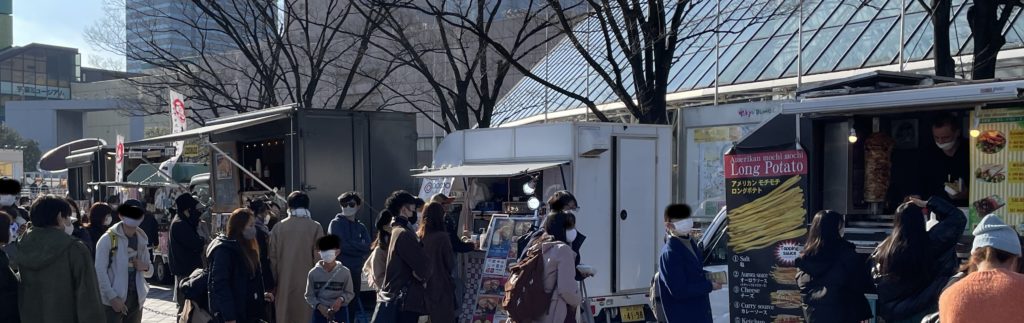 東京ドーム内でキッチンカー出店で賑わう風景。多摩ケータリング俱楽部