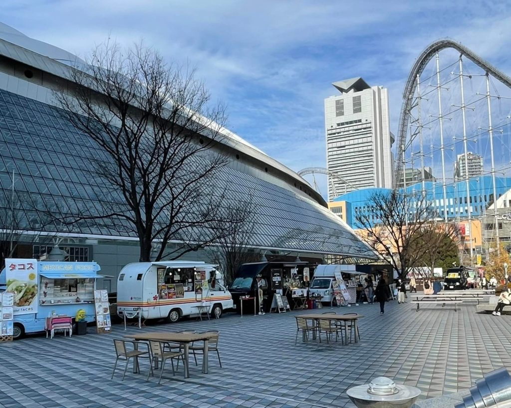 東京ドーム横に配置したキッチンカーの風景。多摩ケータリング俱楽部。