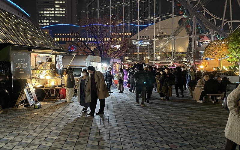 東京ドーム内で賑わう人とキッチンカー。多摩ケータリング俱楽部。